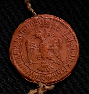 Красно-восковая вислая печать с изображением двуглавого орла и всадника поражающего копьем змея, послужившая прообразом герба Российского государства